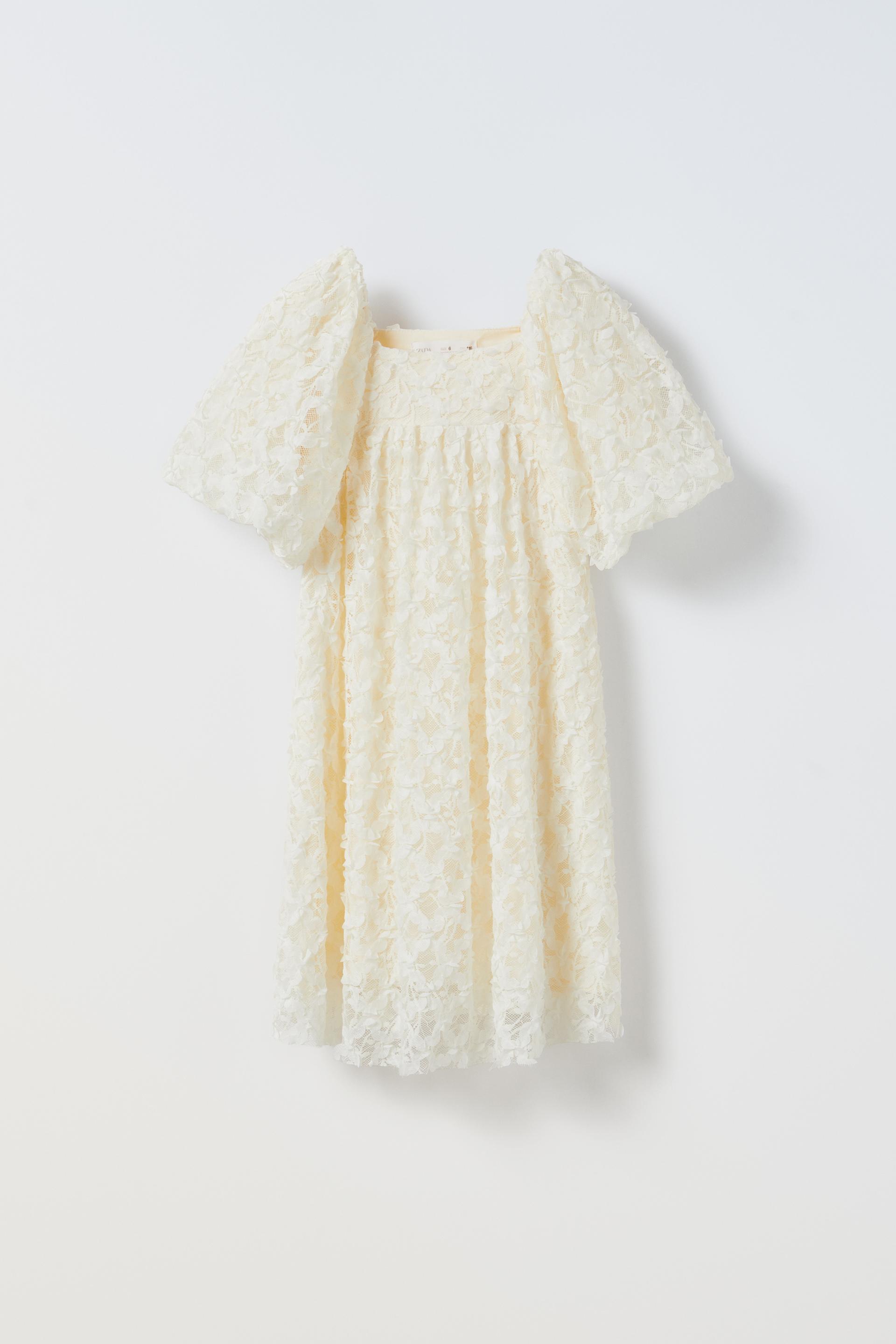 

БЛОНДИНКА КРУЖЕВНОЕ ПЛАТЬЕ