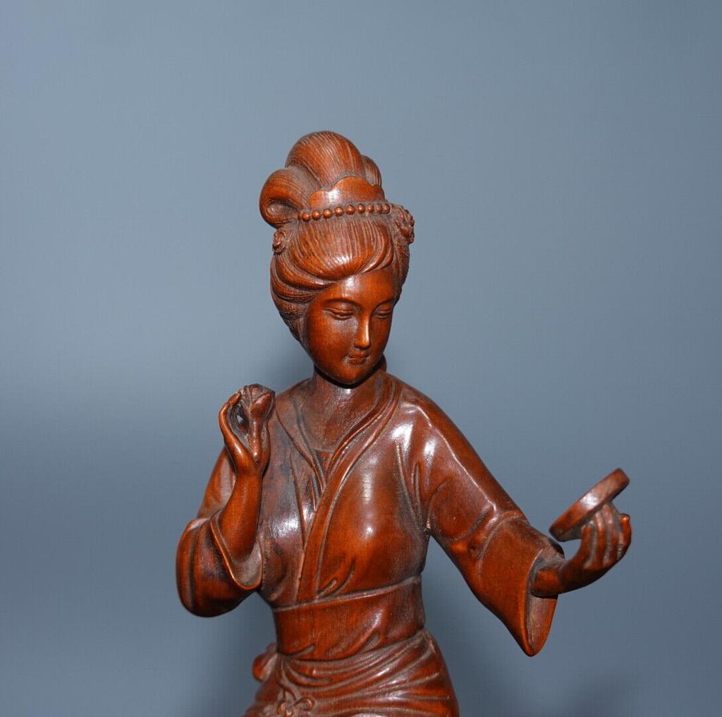 Chinesische, aus Buchsbaumholz geschnitzte, schöne Frauenstatue – Holzskulptur zur Dekoration des Hauses