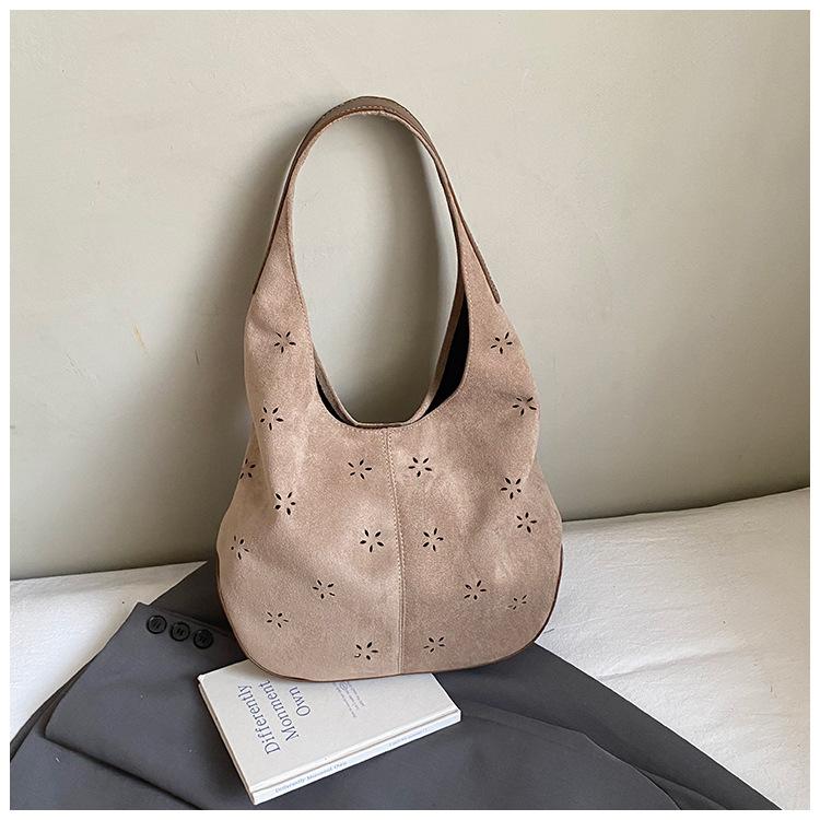 

2025 осень новая сумка-ведро высокой стоимости женская личность полый гравированный дизайн ленивый ветер на плечо под мышку хаки