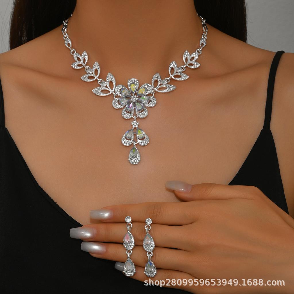 Stilvolles schwarzes Blumen-Fransen-Halsketten-Ohrring-Zweiteiler-Set, elegante und exquisite High-End-Accessoires