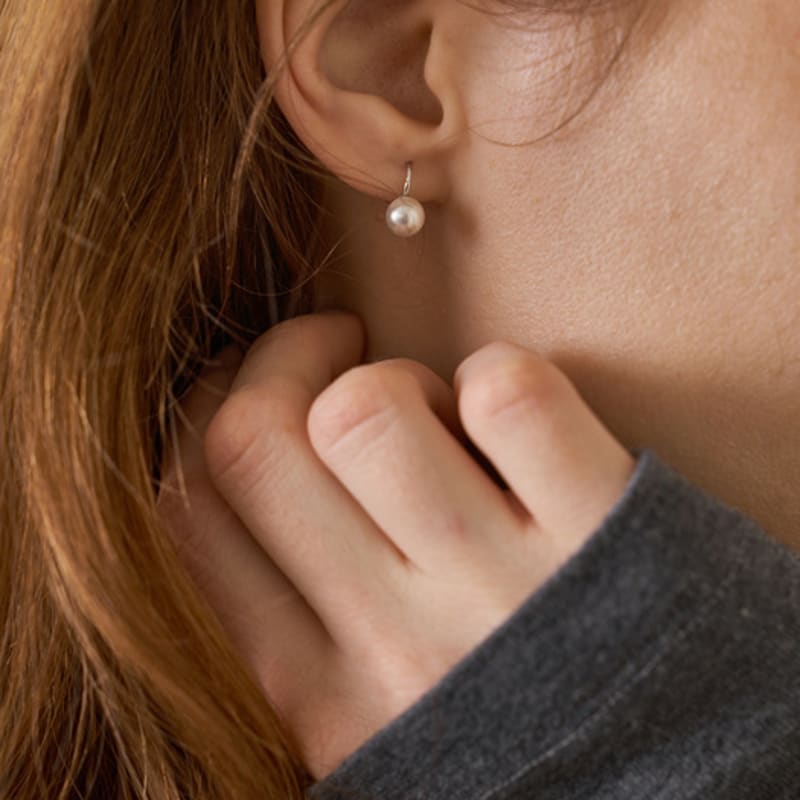 Ssecondo Petite Pearl Huggie Earrings, Alma