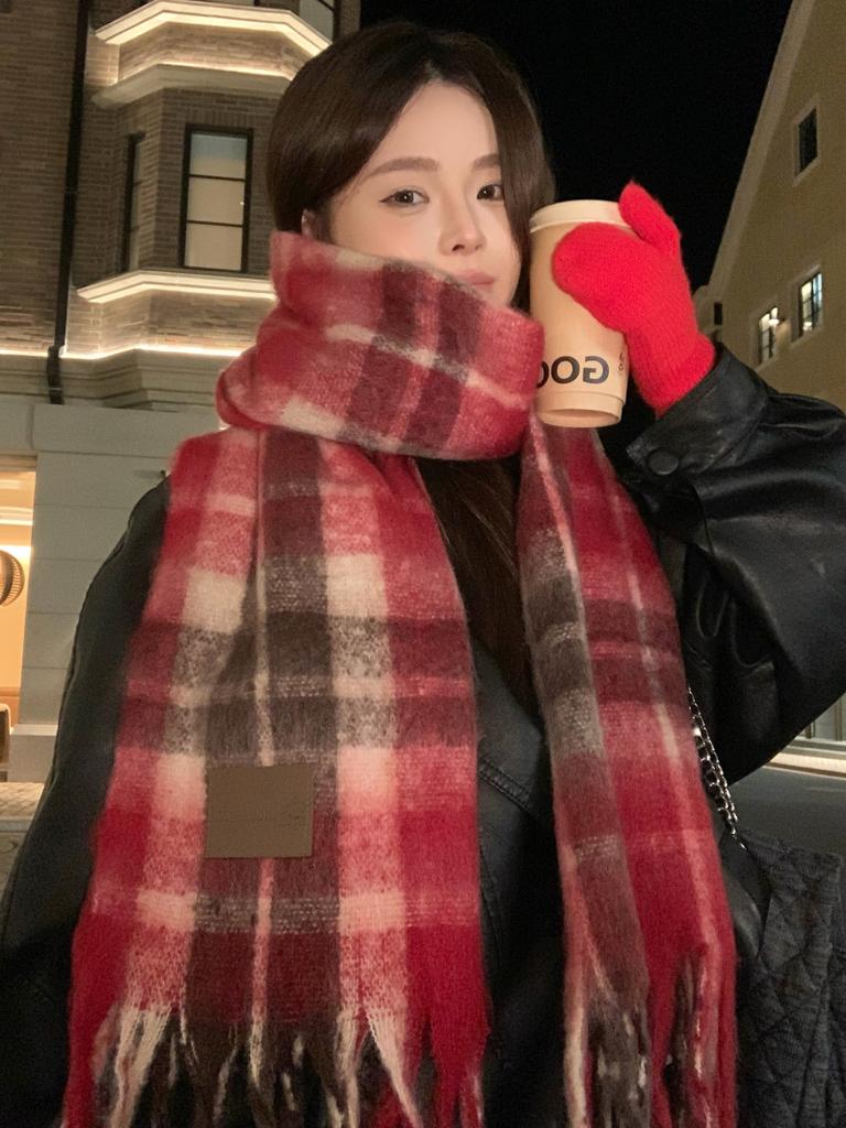 Red scarf women's winter Korean atmosphere 2025 new plaid couple warm thickened shawl scarf neck protection