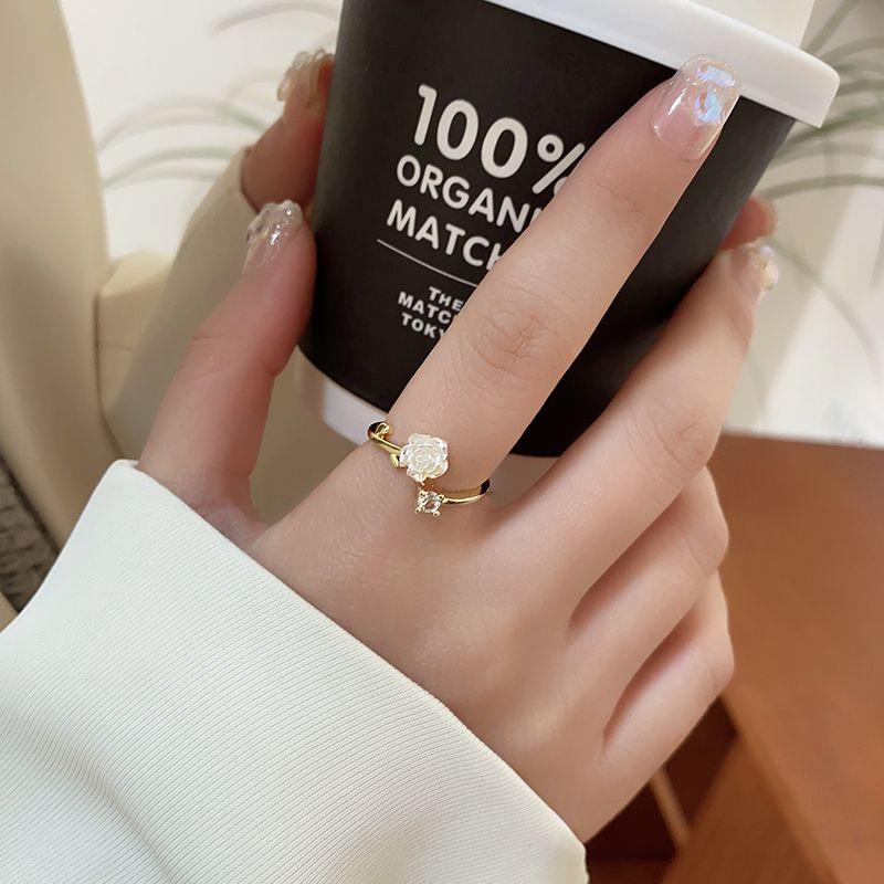 

Accessible Luxury Golden Women s Forefinger Ring Special-Interest Design Zircon Camellia ring