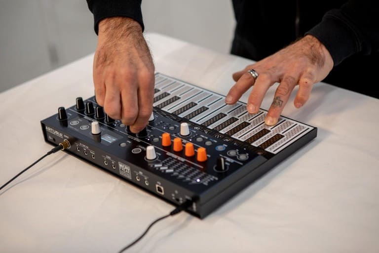 Arturia microfreak - syntezator hybrydowy