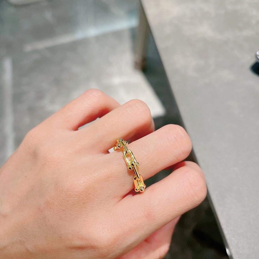 The ring is made of aurous material, which is breathtakingly beautiful. This summer, the hottest new item is the dual color electroplating 18k