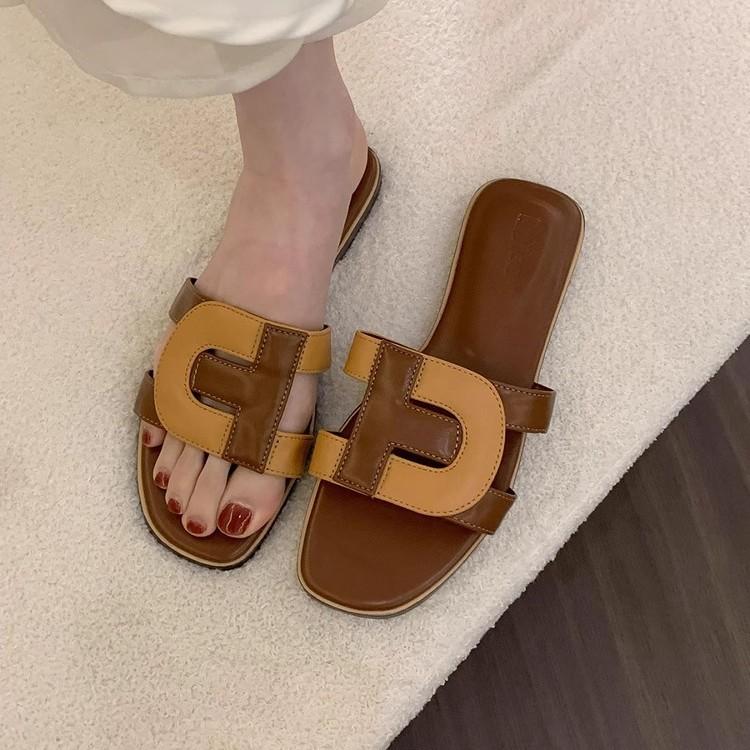Flat-bottomed open-toed hollowed-out casual versatile one-word slippers 2025 new square-headed flat-bottomed beach embossed cool slippers women