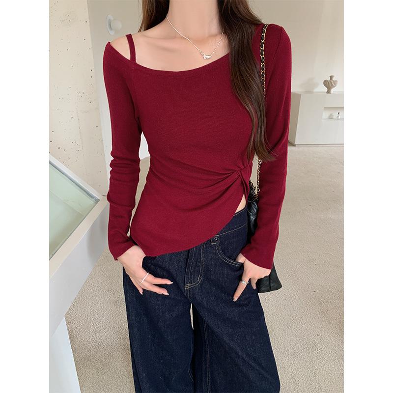 Roter schräger schulterfreier Langarmpullover für Damen im Herbst und Winter mit Twist-Taille und plissiertem Design oben und Unterhemd