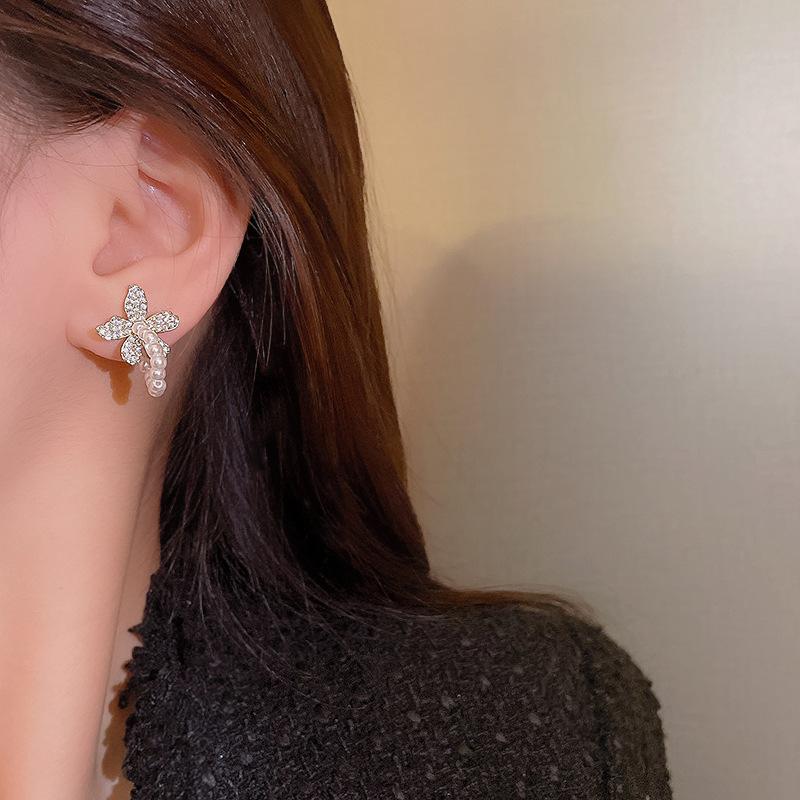 European and American Retro Pearl Flower Earrings Women's Exquisite Versatile Slightly Inlaid Zircon Stud Earrings Cold Wind Simple Personalized