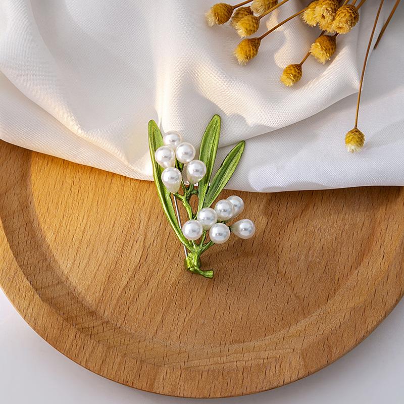 Fashion Green Three-Dimensional Leaf Brooch, Creative Plant Pearl Corsage Exquisite Pin Suit Accessories Women