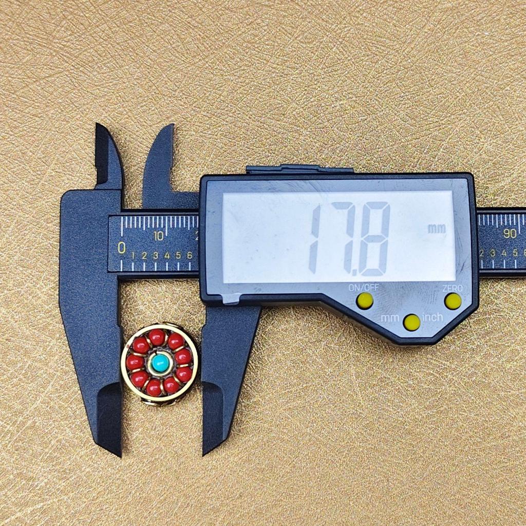 Nepalski Ręcznie Robiony Naszyjnik z Sześciosylabową Mantrą z Mosiężnymi Inkrustowanymi Koralikami