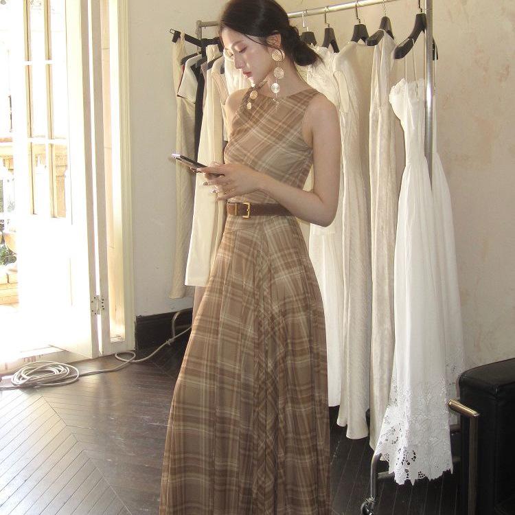 French Retro Sleeveless Plaid Maxi Dress - Elegant Design with Unique Waist-Cinching Style.