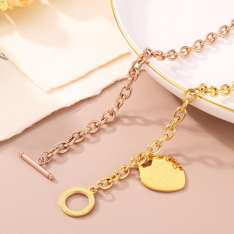 Náramek z titanové oceli ve tvaru srdce s OT zapínáním a přívěskem s anglickým písmenem