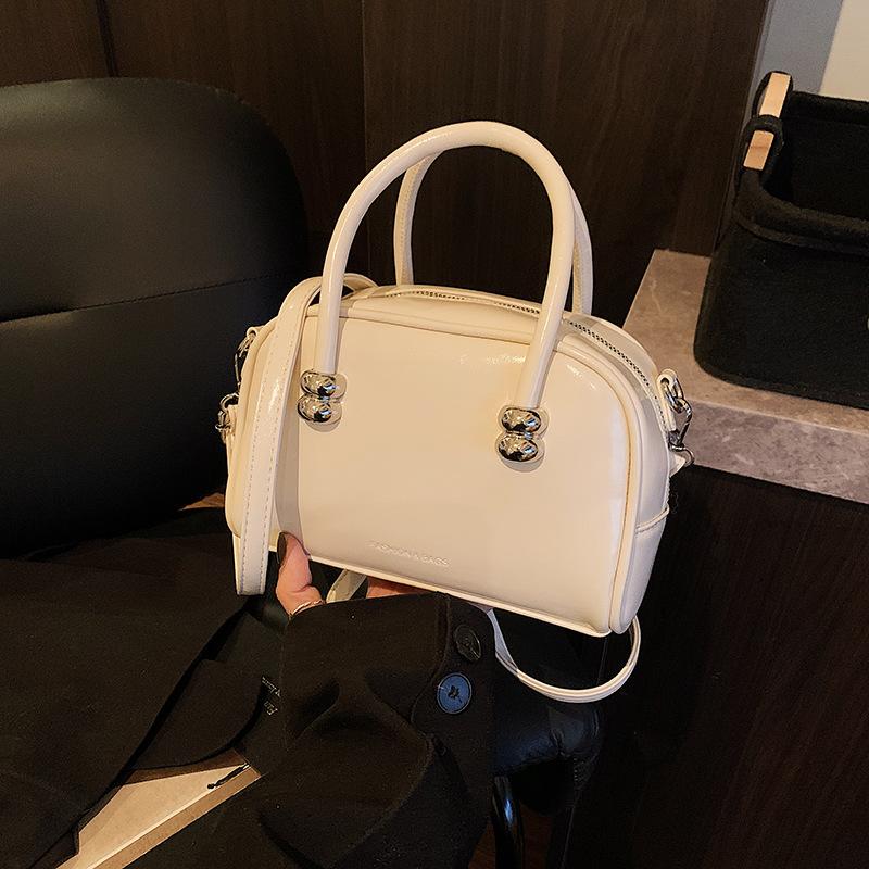 

Высококлассный нишевый дизайн маленькая квадратная сумка женская 2025 лето новая модная сумочка для通勤 простая сумка через плечо 21*7.5*14