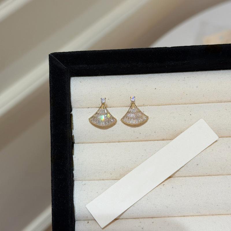 Chic Luxury Zirconia Fan-Shaped Stud Earrings – Versatile, High-End Commuting Ear Jewelry