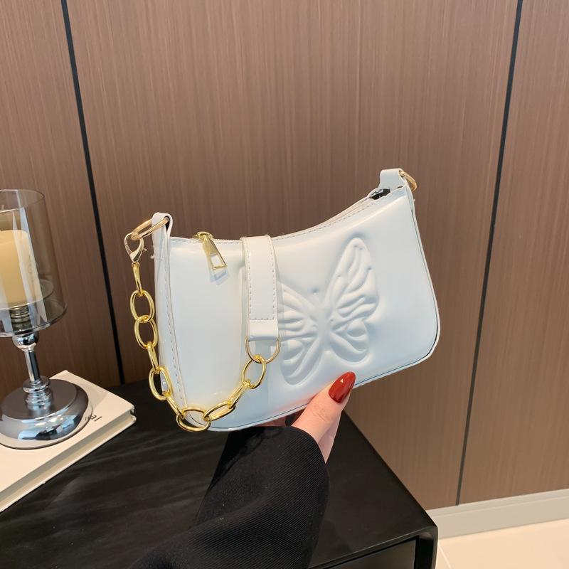 Сумка подмышкой из глянцевой лакированной кожи с тиснением в виде бабочки — фото 10