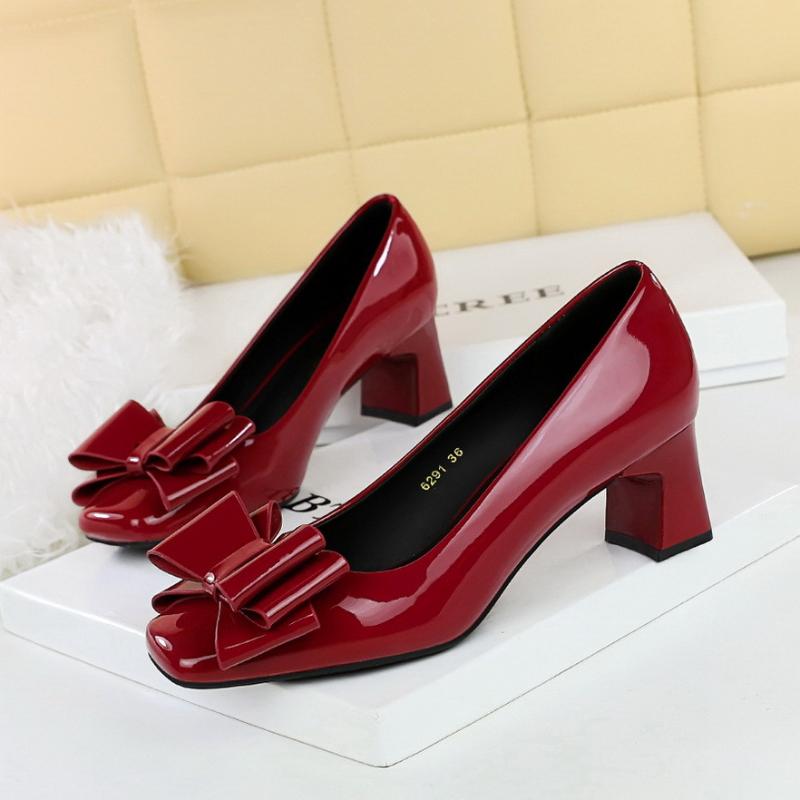 

Мода Французский Стиль Лаковая Кожа Бант Средний Каблук Квадратный Носок Мелкий Вырез Толстый Каблук Одинарная Обувь Женская Удобная Универсальная 35