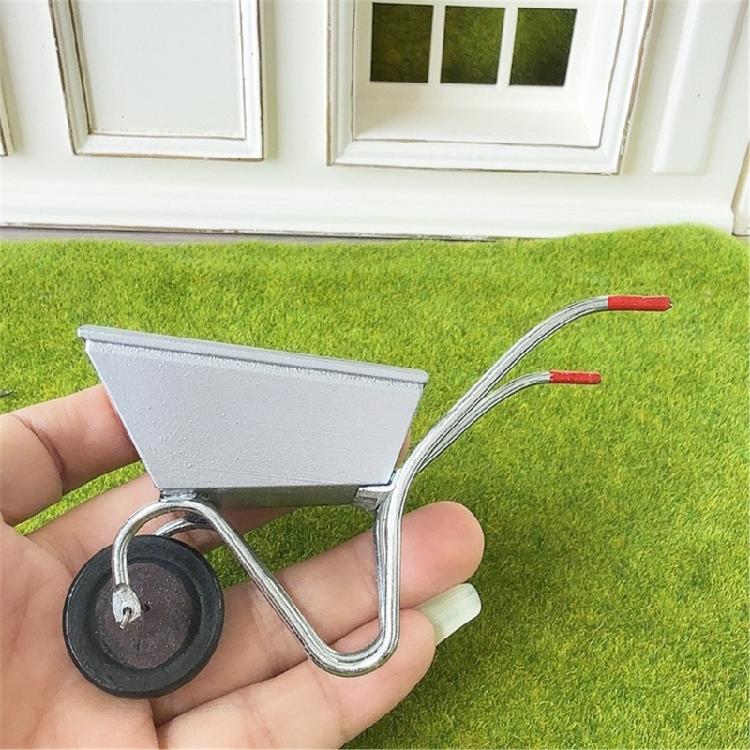 Miniaturowy Wózek Ogrodowy Z Obrotowymi Kółkami Wytrzymały Metalowy Model Wózka Gospodarskiego Figurka Do Domku dla Lalek Skala 1/12 Prezentacja