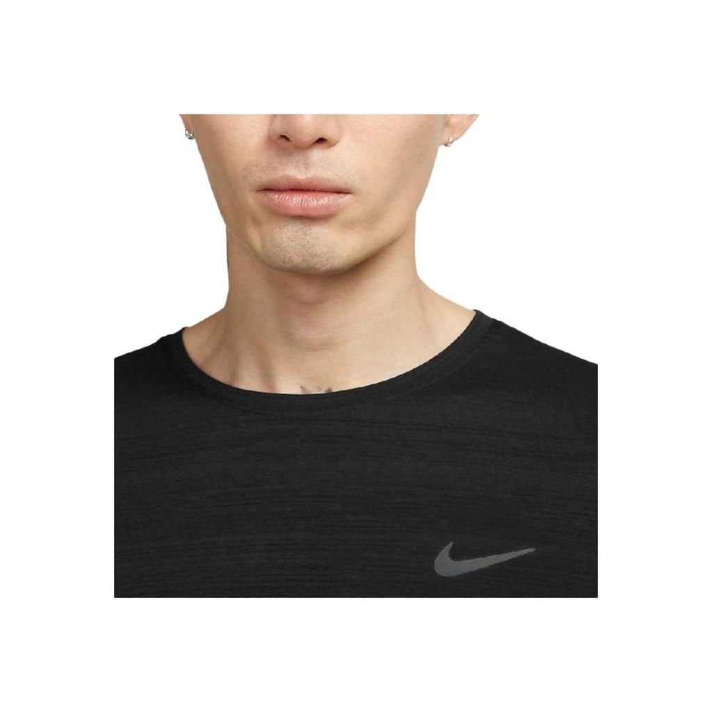 Nike Camiseta Masculina de Manga Curta com Gola Redonda e Logo Preto DZ4659-010