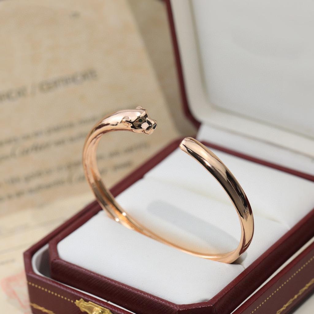 

Доминирующий браслет-леопард с гальваническим покрытием из 18-каратного золота и круглыми бриллиантами яркой огранки. Унисекс модели «Изумруды и Оникс» могут носить оба. розового золота