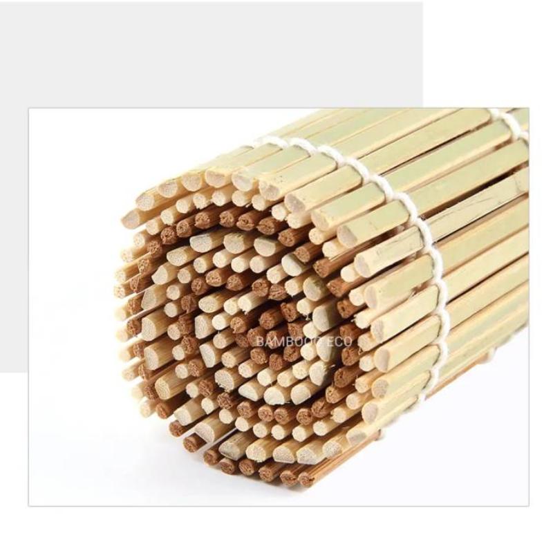 Rotoli di Sushi con Buccia Verde Realizzati con Set di Strumenti per Sushi in Bambù, Stampo per Riso per Sushi in Alga, Tappetino per Sushi in Bambù