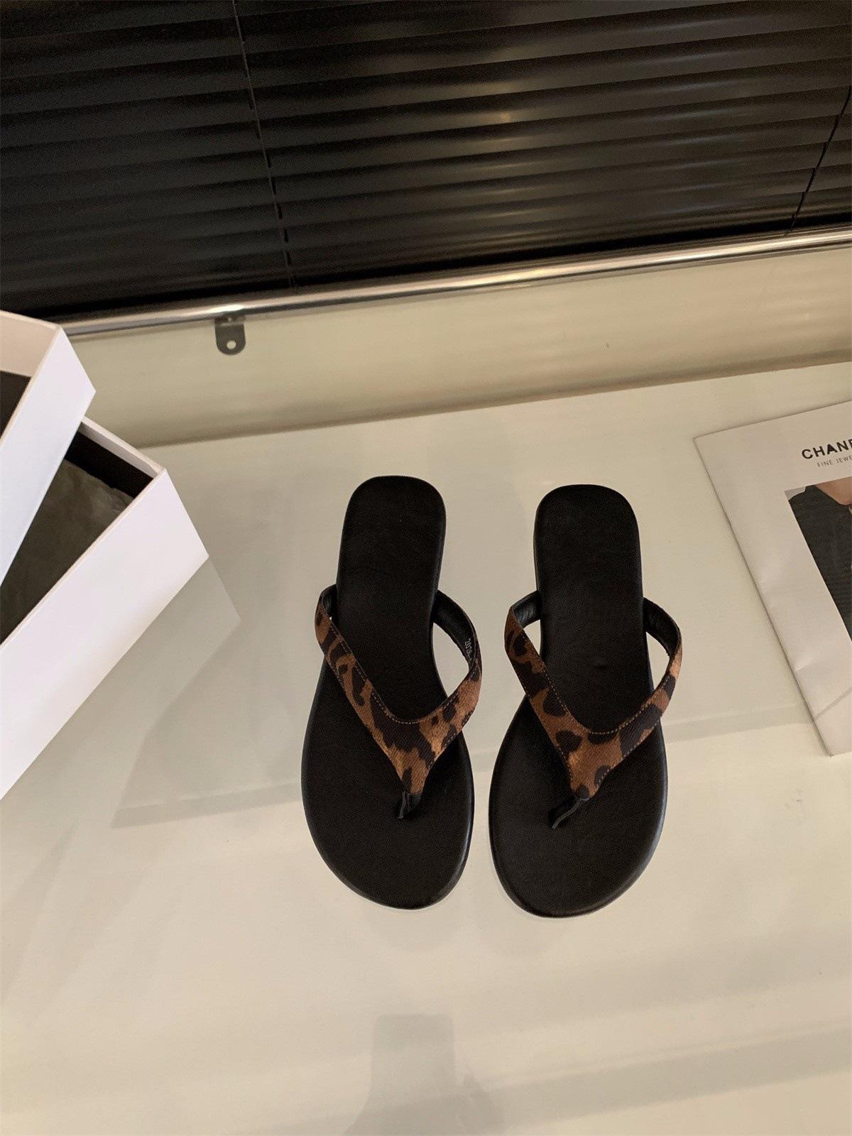 

French leopard print flat-soled flip-flop shoes women s shoes 2025 summer wear with skirt soft-soled beach sandals 35