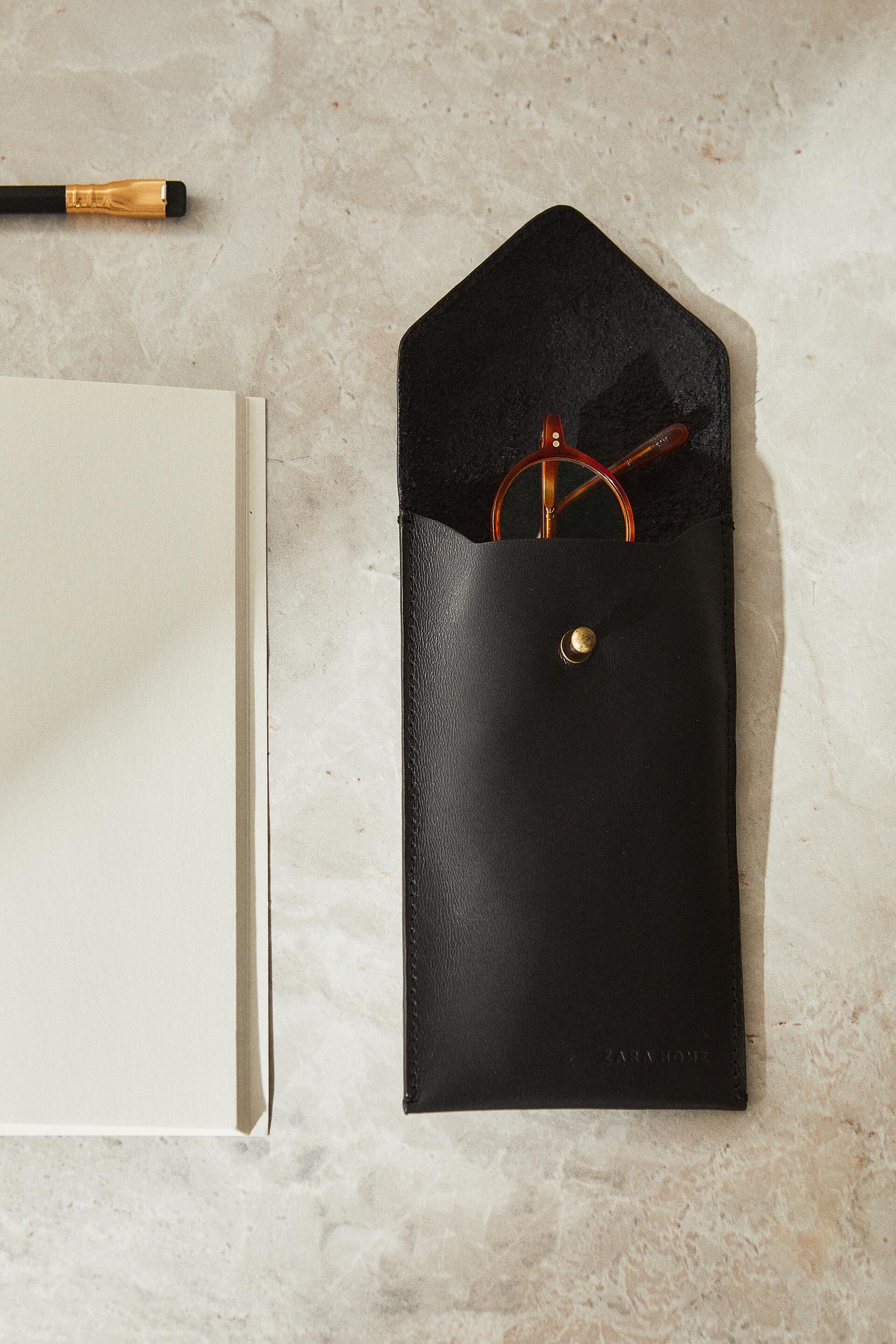 

LEATHER OBJECT HOLDER