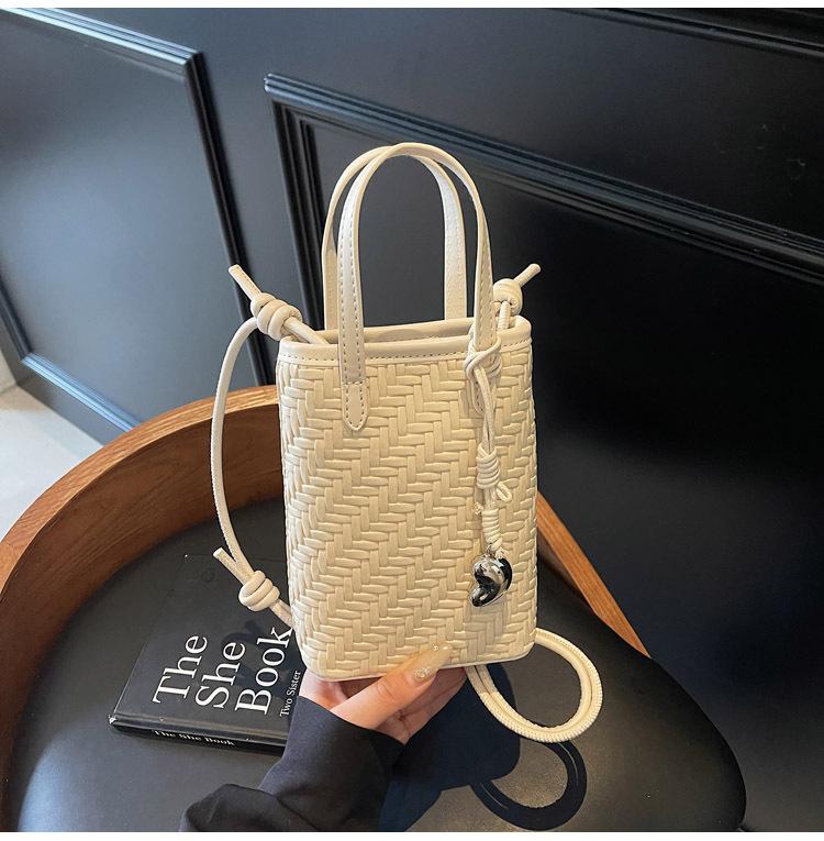 

Популярная тканая сумка для мобильного телефона нишевая новая ручная сумка женская для выхода удобная сумка-мессенджер