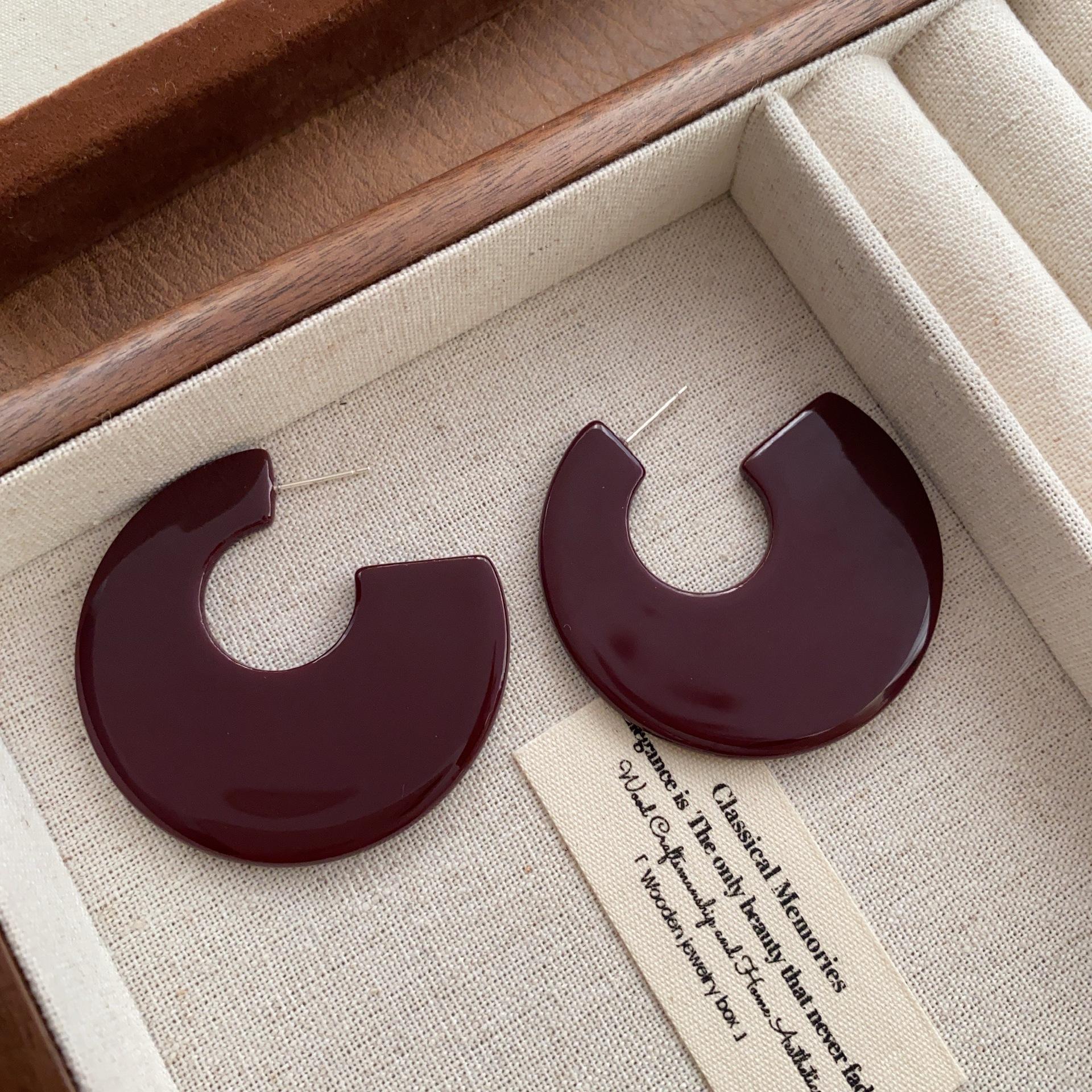 

Soft semicircular rings, high-end earrings, earrings, light luxury, fashionable and fresh commuting, niche design, fashionable and versatile earrings.