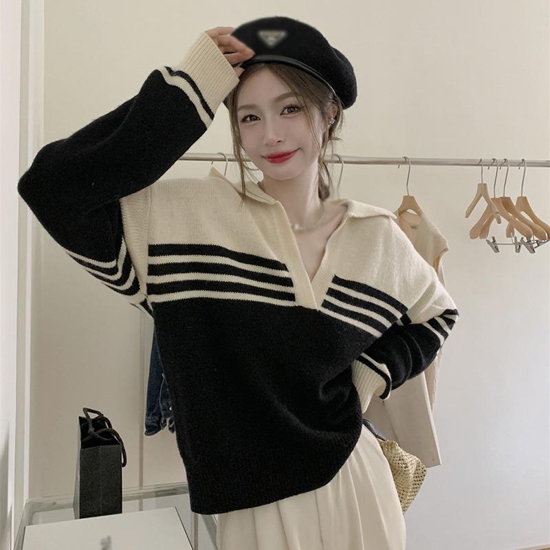 Suéter Feminino Listrado com Emendas Casual Gola Virada para Baixo