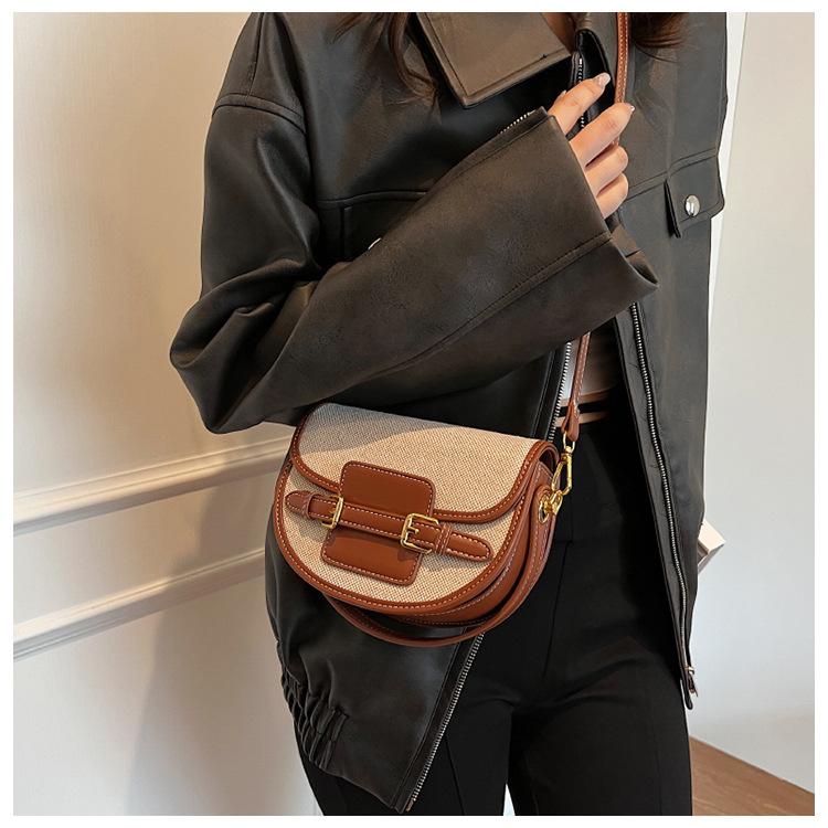 

Trendy Canvas Contrasting Color Hand-held Saddle Bag, Niche High-end Sense, One Shoulder Crossbody Bag, Versatile коричневый