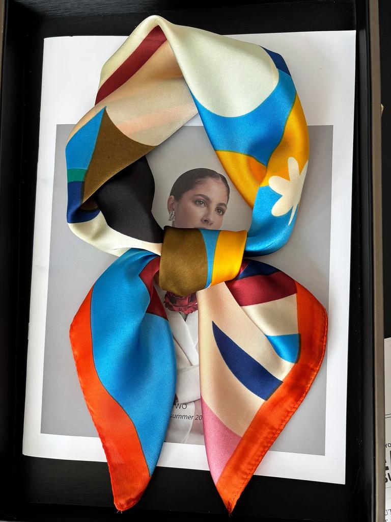 Vintage Chain Print Satin Square Scarf Soft Lightweight Women’s Fashion Accessory for Hair Neck Shawl Elegant Hair Scarf