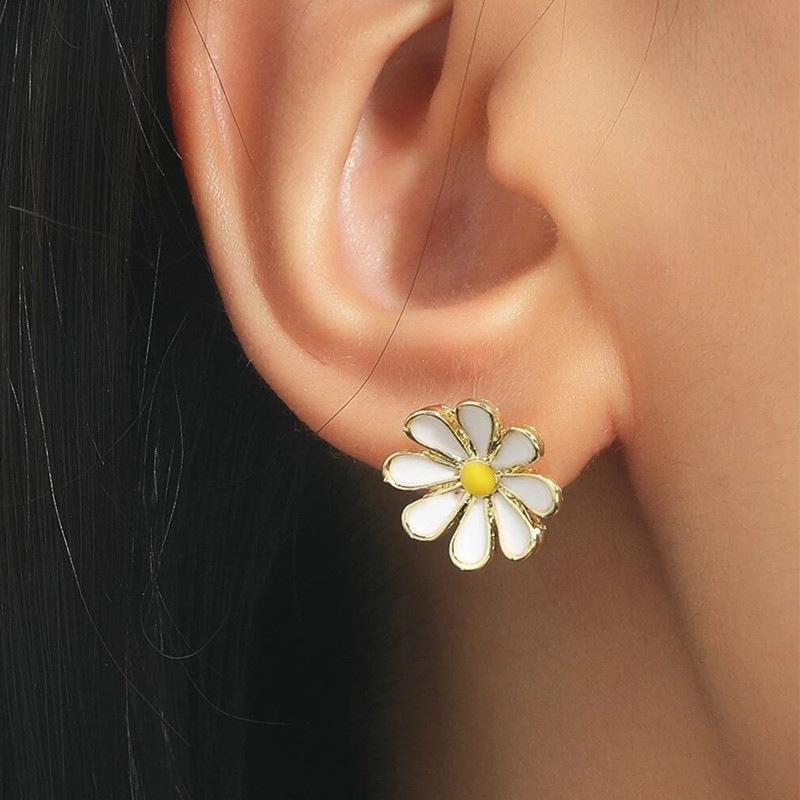 

2026 New European and American Sunflower Earstuds for Women, Cute Dripping Oil Daisy, Elegant and Fresh Design, Simple Zircon