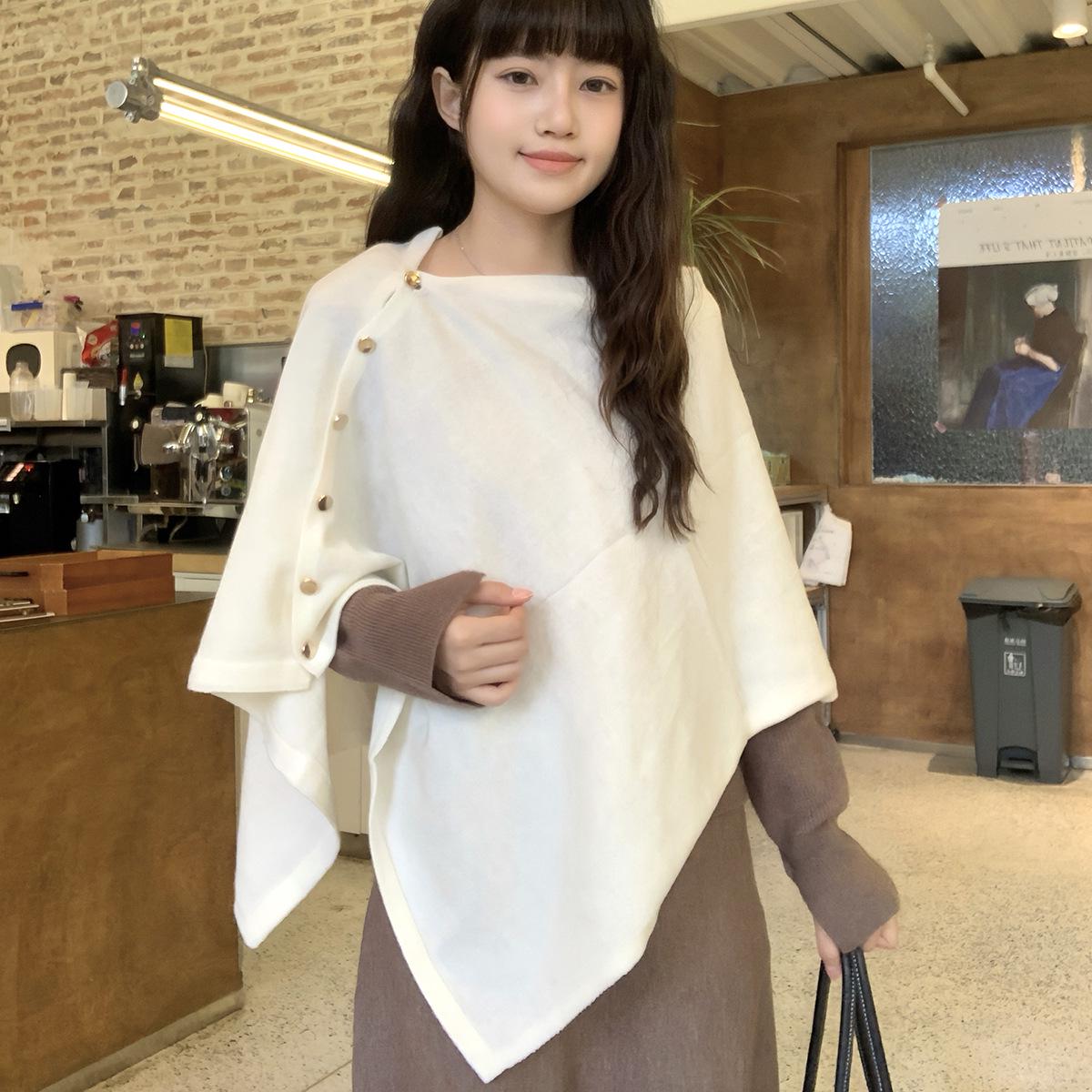 Женская однотонная вязаная шаль-накидка с пряжкой