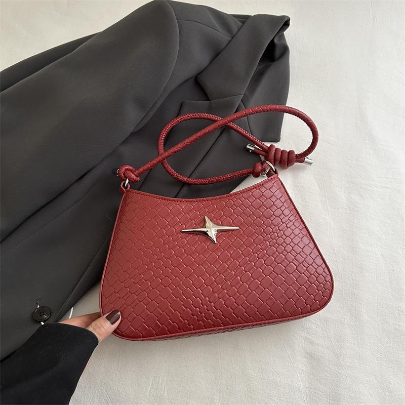 

Simple and fashionable texture solid color shoulder bag women s 2025 spring and summer new personalized ins armpit bag small square bag красный