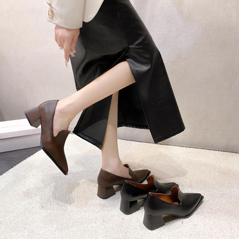 2025 New Black Commuter Comfortable Leather Shoes Women's Soft Leather High Heels Pointed Thick Heels Single Shoes Retro High Heels Autumn