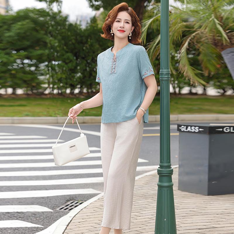 

Elegant Embroidered Loose Short-Sleeve Top for Middle-Aged Women XL