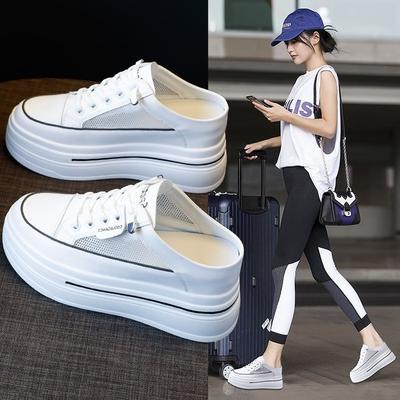 Dicksöhlige Mesh-Taschenkopf-Hausschuhe Damen Sommer neue Ein-Pedal-Höhenerhöhung 8CM ohne Absatz Halbschlappschuhe weiße Schuhe