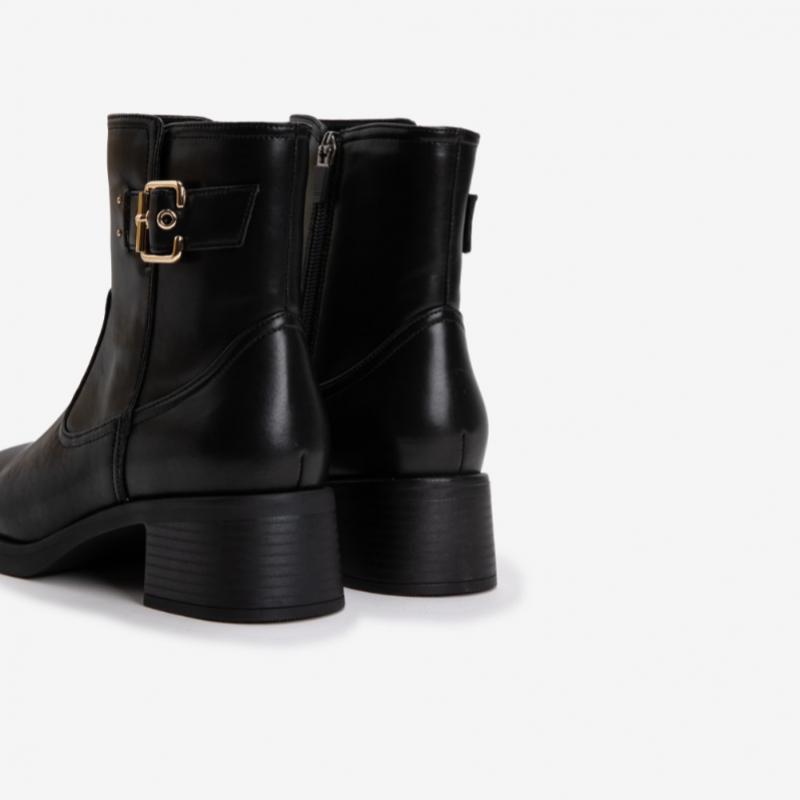 Young Age Women Buckle Boots Black