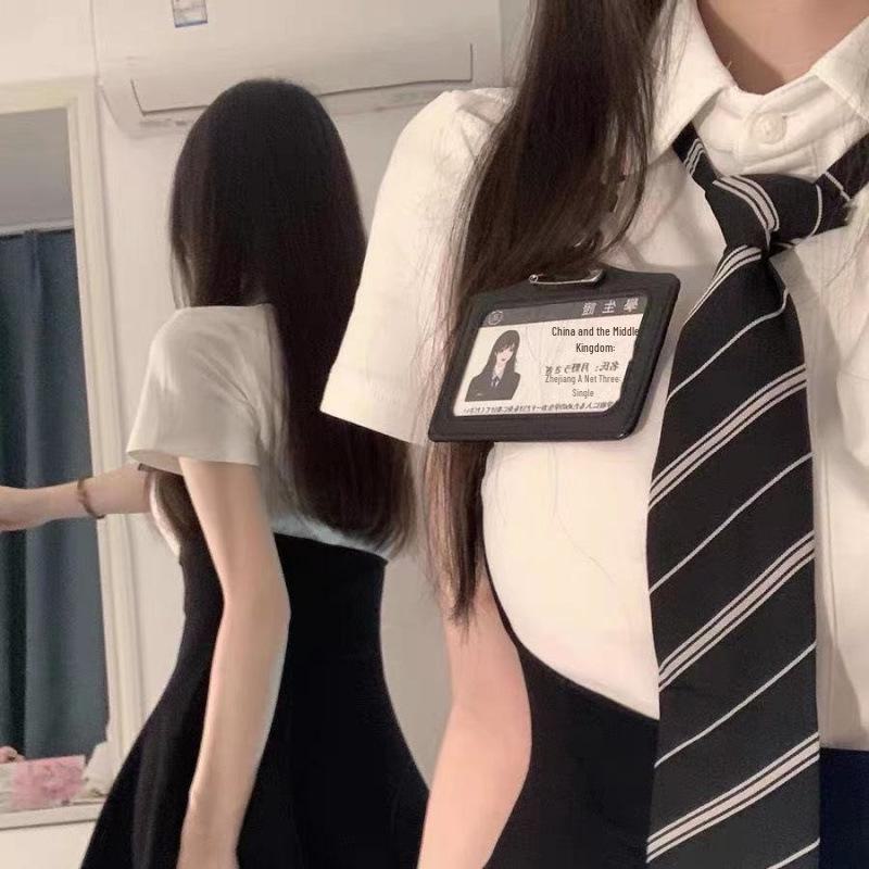 

Черное платье-халтер больших размеров и белая рубашка с длинным рукавом — ансамбль в стиле колледжа для ранней осени M