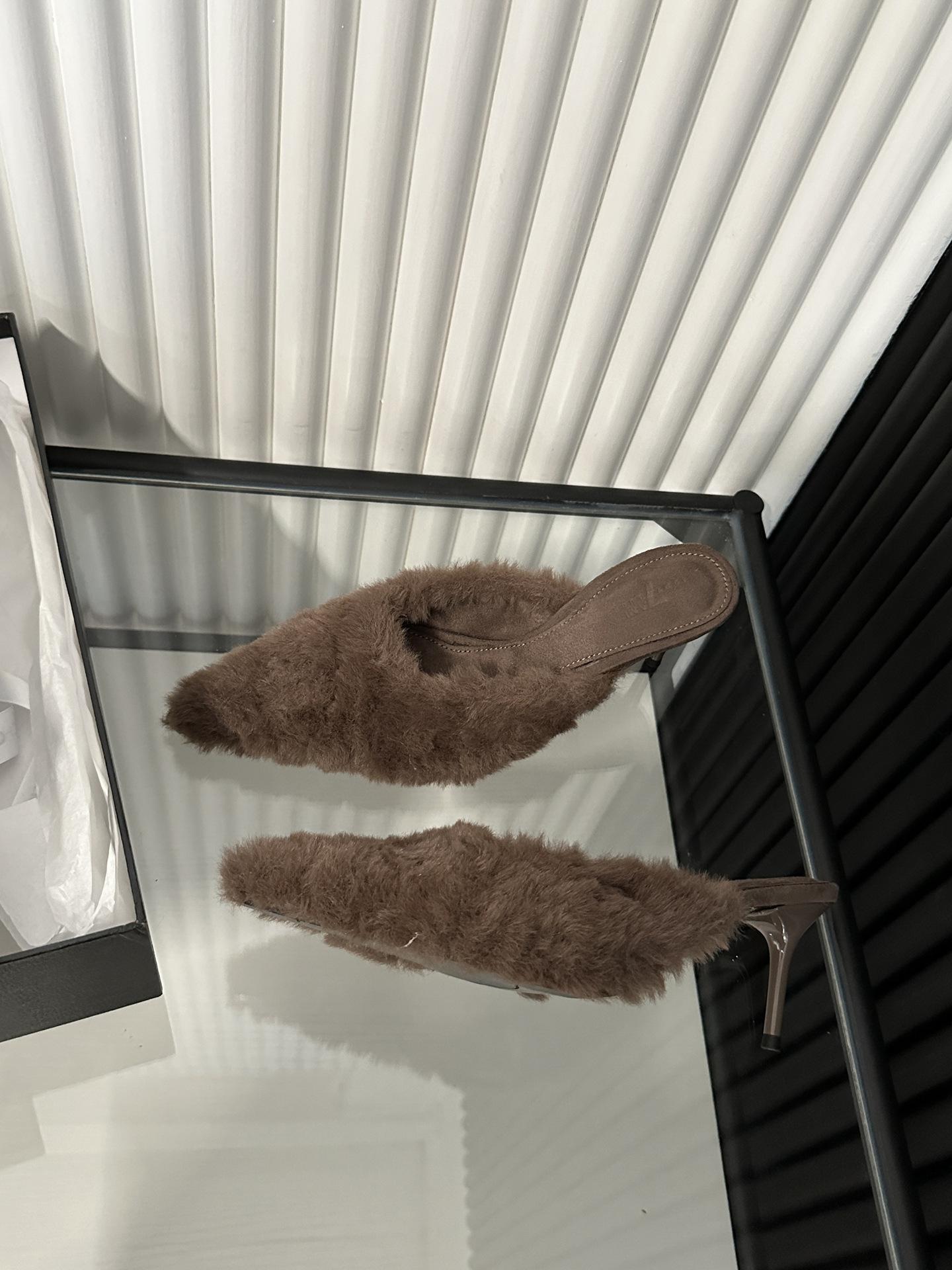 

In the autumn and winter of 2025, the new fashionable V-mouth pointed head bag head kitten and fluffy half-drag, temperament Muse slippers 39 темно-коричневого