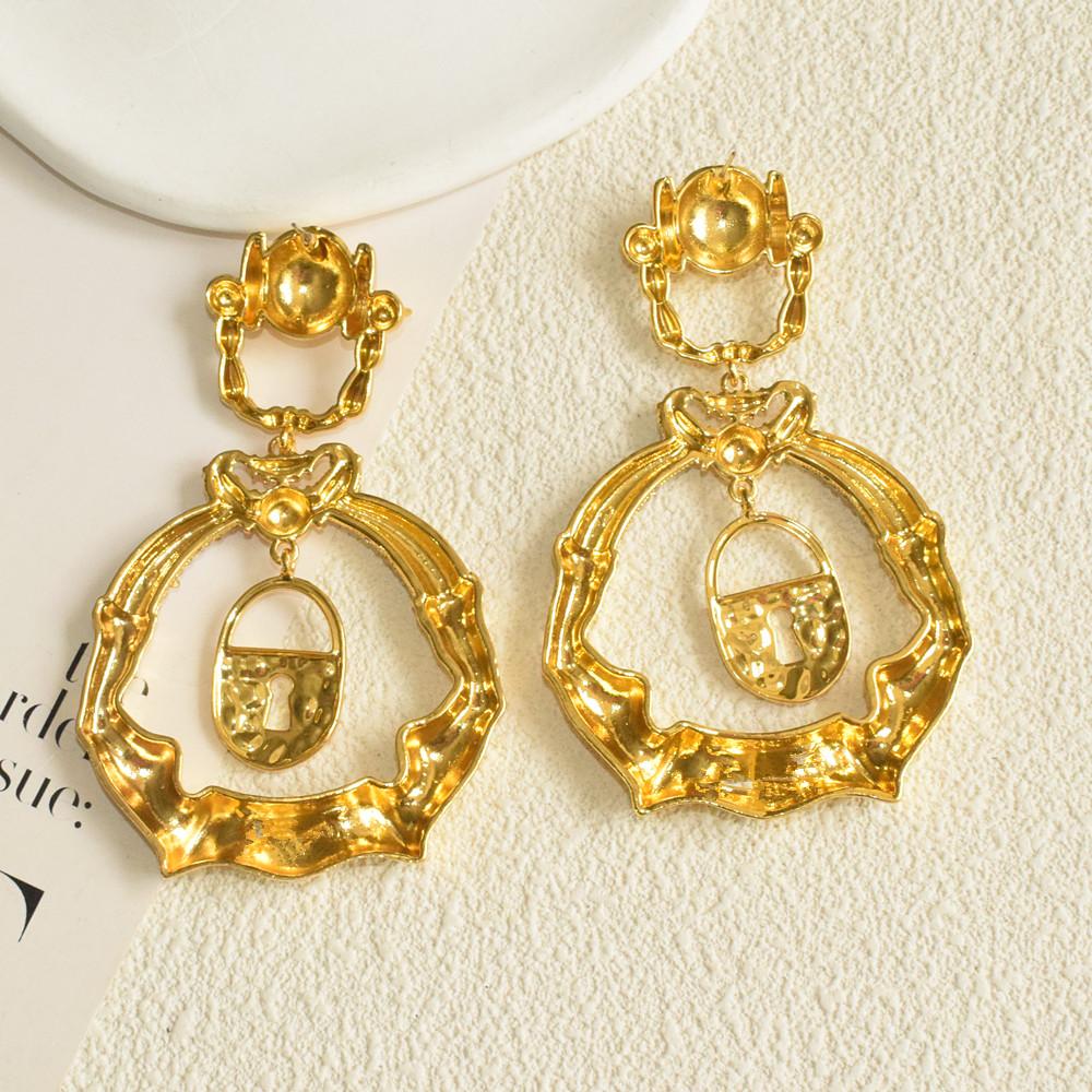 Exaggerated Vingate Metal Alloy Lock Pendant Dangle Earrings for Women Jewelry Fashion Show Model Statement Earrings Accessories