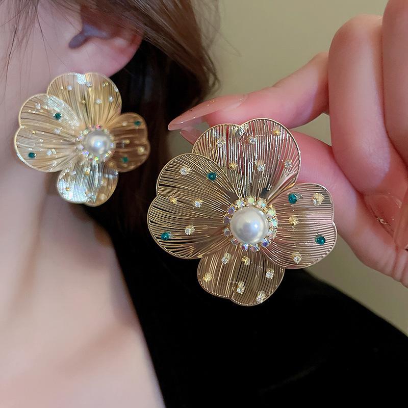 

Zircon crystal petal pearl earrings high-end stud earrings personalized exaggerated design earrings