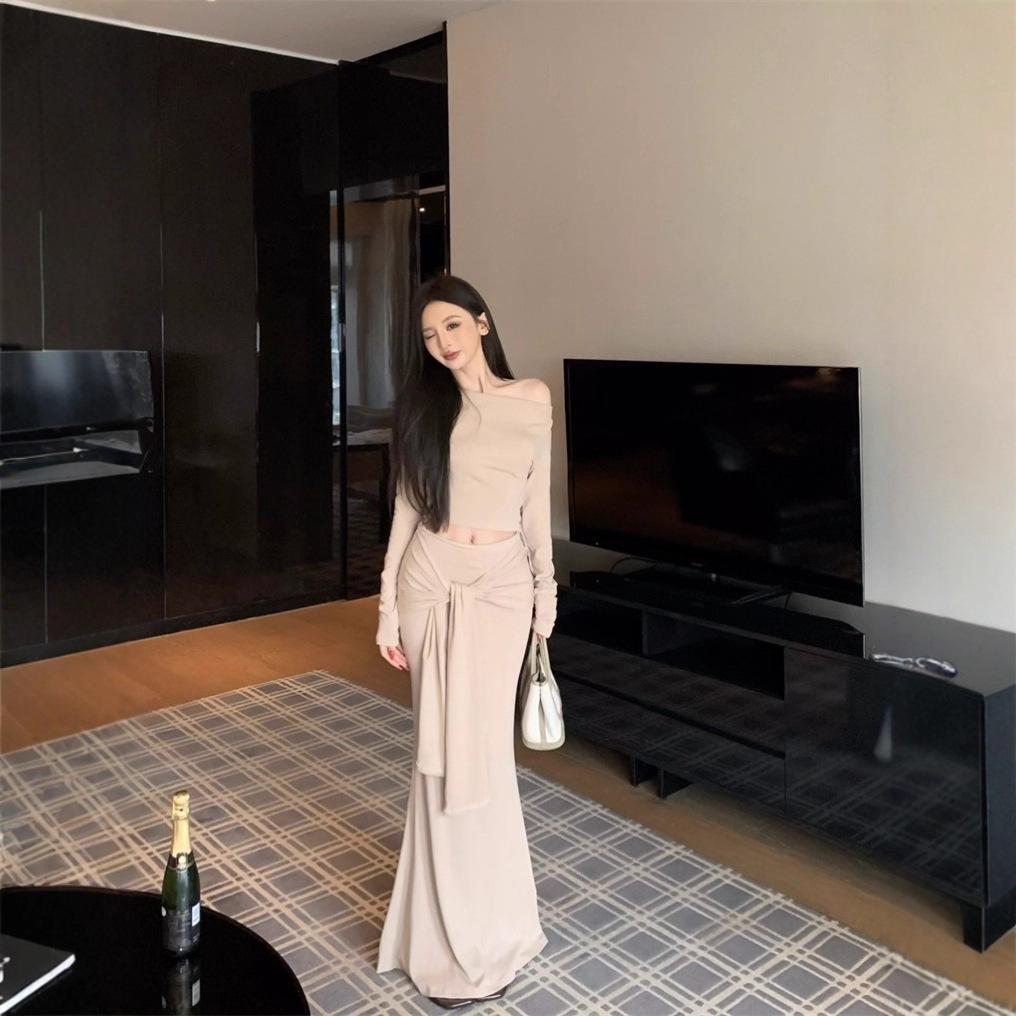 Vintage fashionable straps one-word shoulder T-shirt irregular skirt two-piece set autumn smudge contrasting color waist