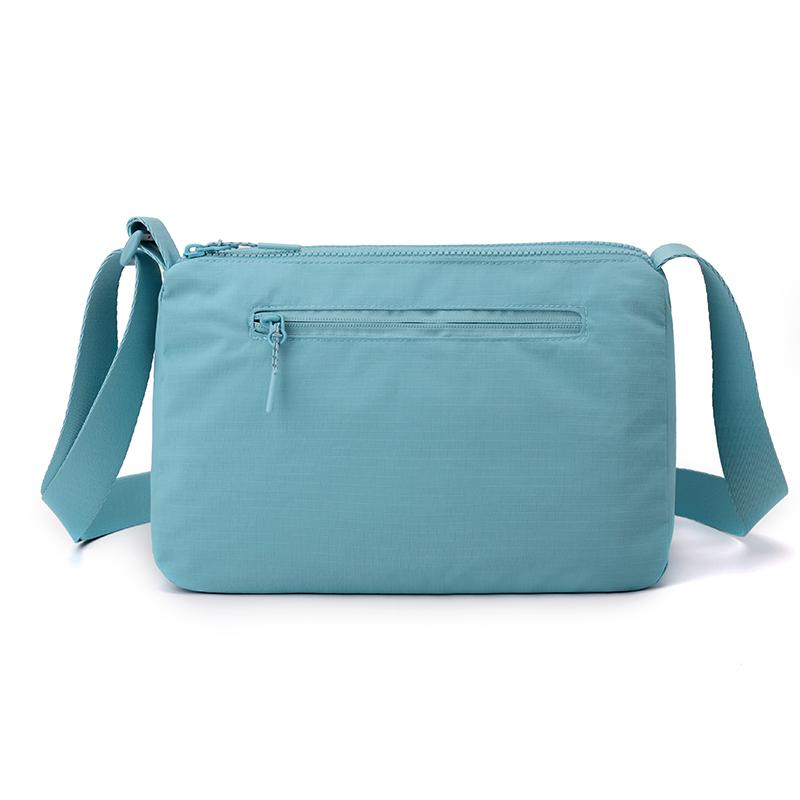 Borsa a tracolla sottile con tasche frontali e tracolla regolabile in nylon tinta unita