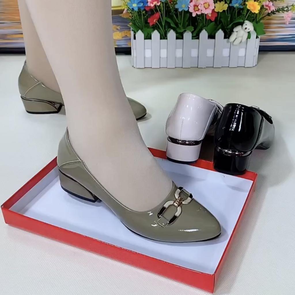 Shallow-Mouthed Pointed-Toe Slip-On Shoes with Metal Buckle for Moms