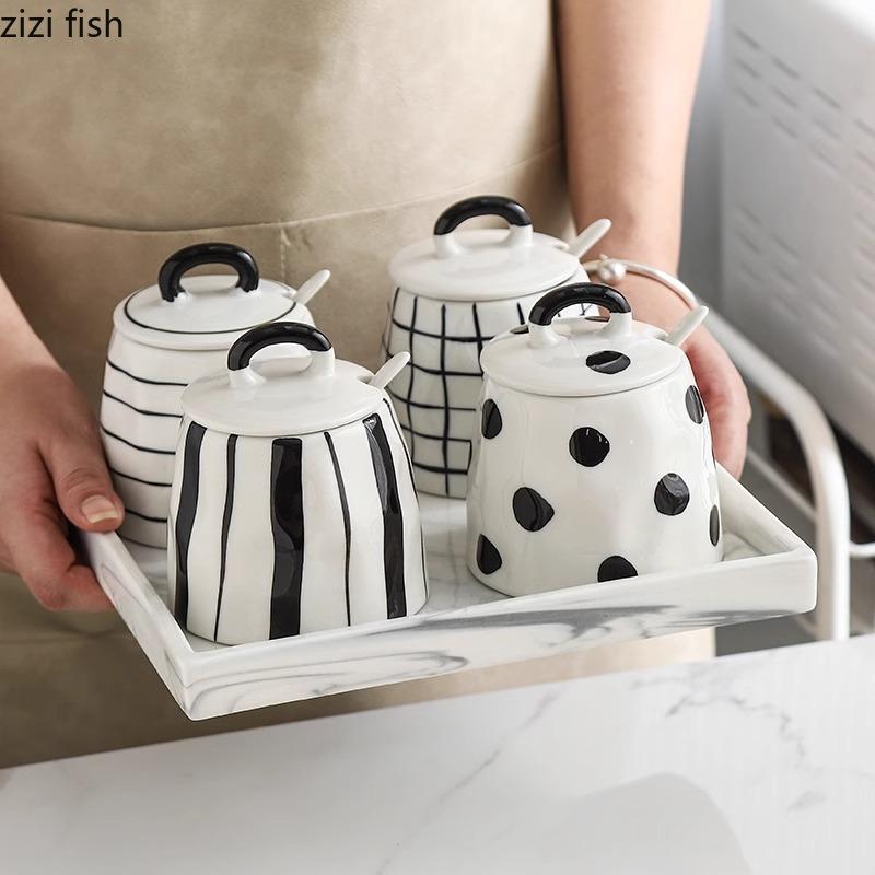 Borcan de condimente din ceramică creativ cu lingură Borcan de sare desenat manual Borcan de condimente Borcane de bomboane Borcane de piper Instrument de condiment de uz casnic