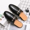 Nuove Scarpe Nere Mezze Scarpe Motivo Coccodrillo Scarpe in Pelle Uomo Mules Scarpe Casual Uomo Sapato Social Masculino Mocassino Uomo Scarpa