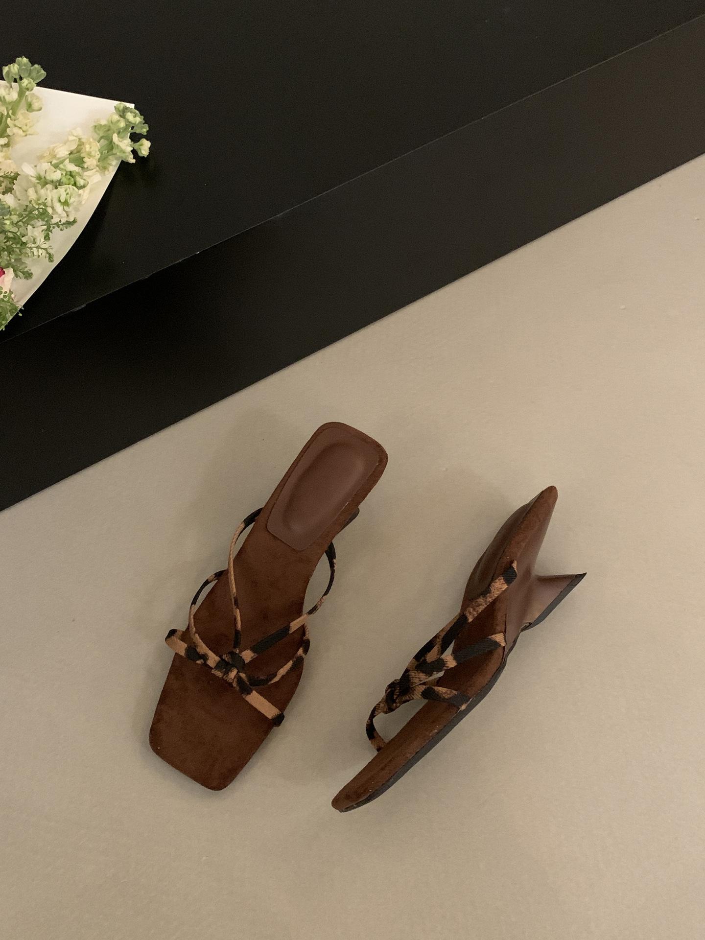 

Summer new square head with sandals women wear retro thick-heeled slippers 40 леопардовый