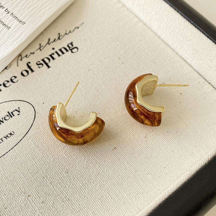 French Maillard Amber C-Shaped Stud Earrings: Elegant, Retro, High-End Ear Jewelry for Women.