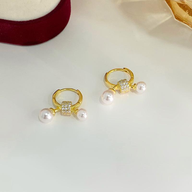 

Легкие роскошные серьги-пуговицы с бриллиантовой инкрустацией из жемчуга для женщин, новый нишевый дизайн и темпераментные серьги